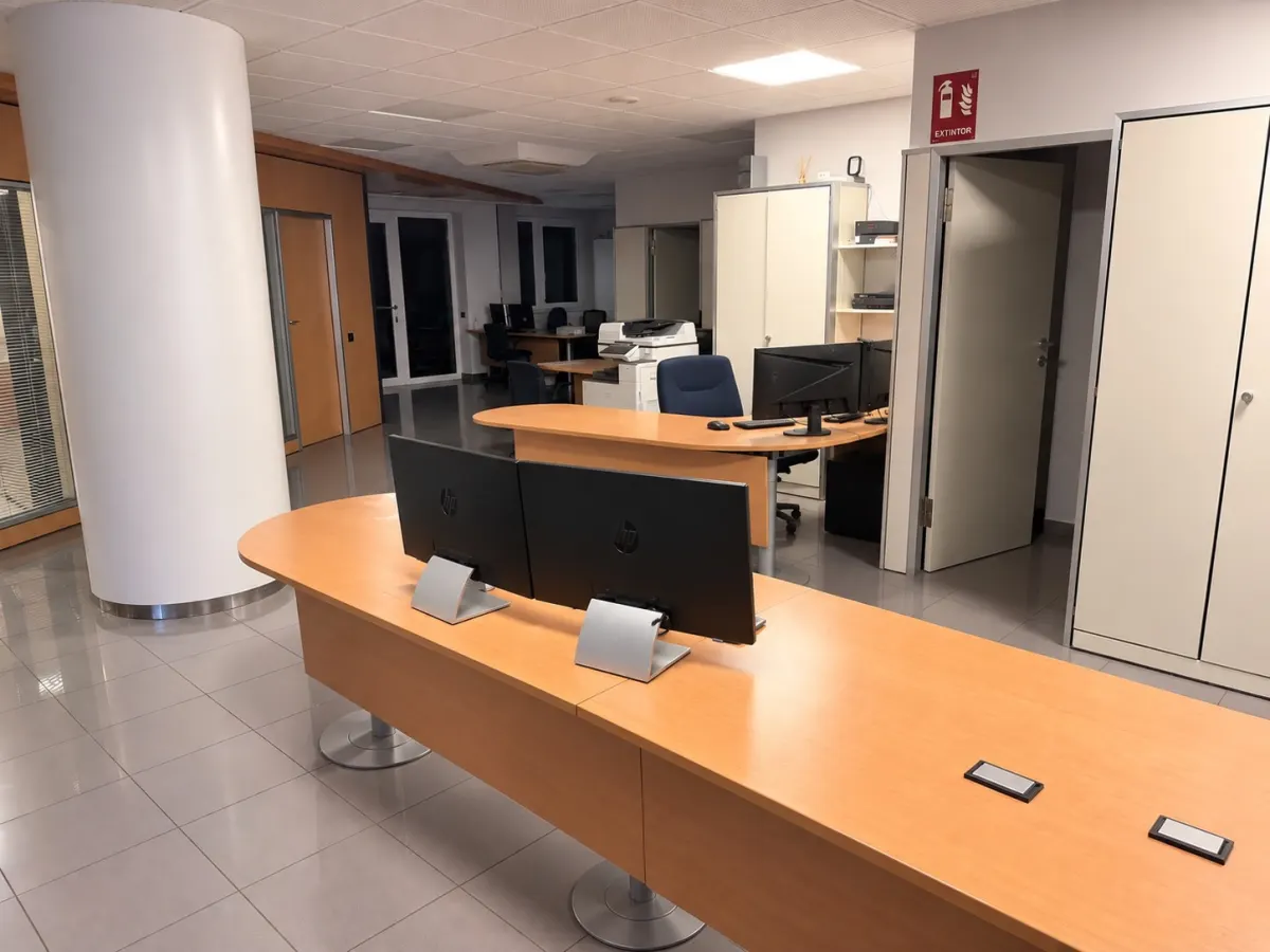 Mesas de trabajo y zona de despachos de la oficina