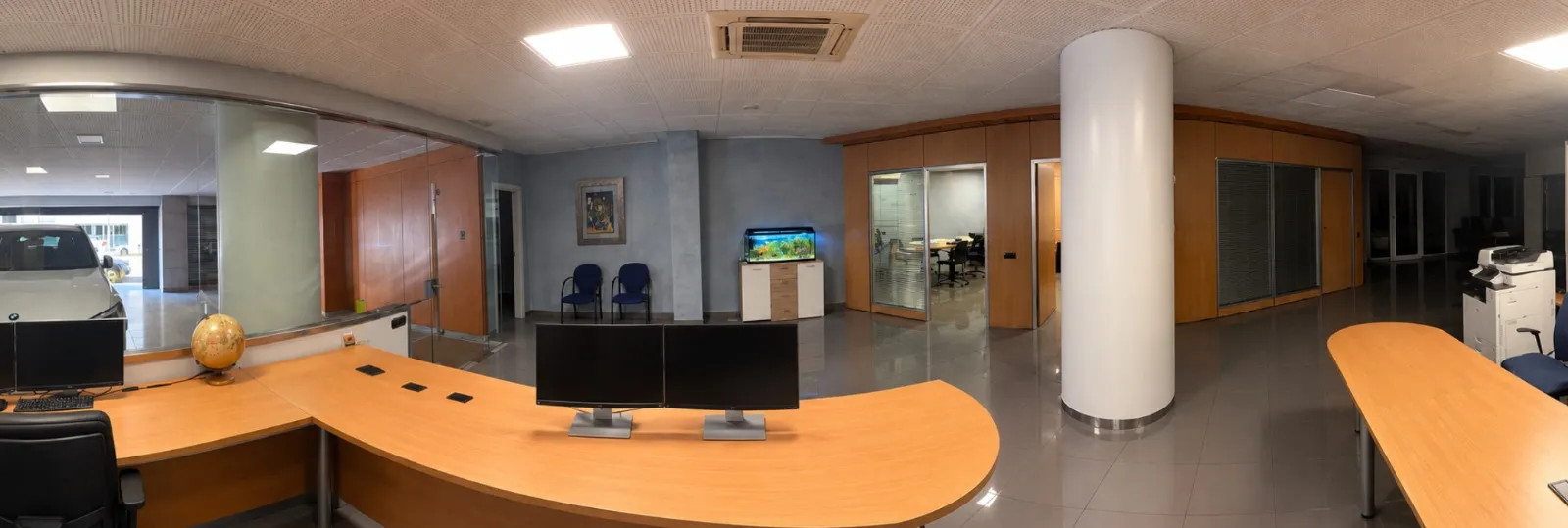Vista panorámica de las oficinas de Gabinete Pericial Toledano: recepción, sala de espera y despachos